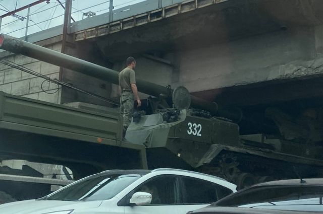 Военные рассказали о застрявшей пушке под мостом в Новосибирске