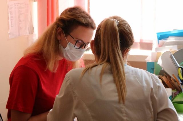 Смоленские волонтеры помогают врачам с сертификатами о вакцинации