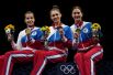 Ольга Никитина, Софья Позднякова и Софья Великая (слева направо) завоевали золотые медали в командном первенстве по фехтованию на саблях среди женщин на XXXII летних Олимпийских играх