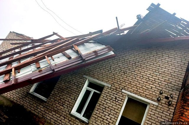 Ураган сорвал крышу школы в Псковской области
