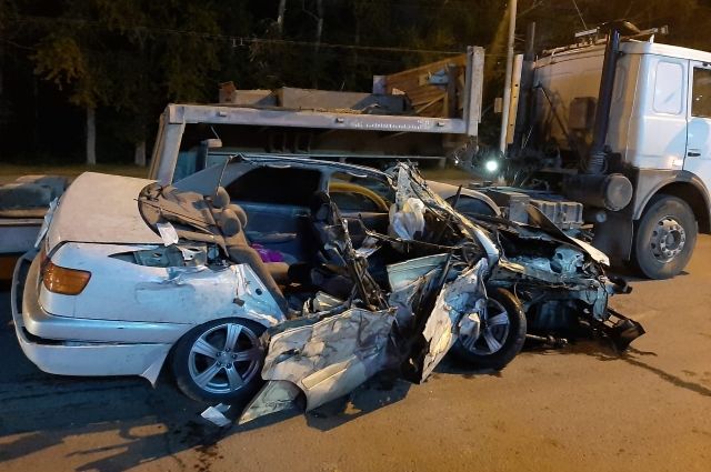 34-летний водитель Toyota погиб в ДТП с грузовиком в Новосибирске