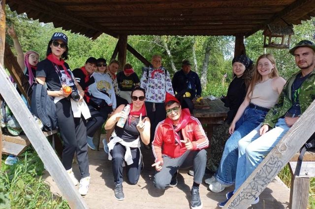 Пара из Тюмени открыла пионерлагерь для всех, кто тоскует по беззаботному детству.
