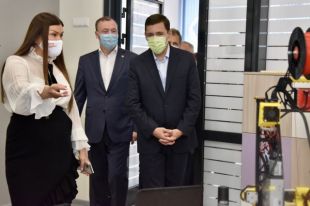 Евгений Куйвашев и Алексей Орлов оценили новую школу на Уралмаше.