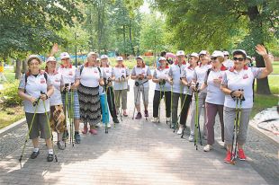 Возобновление очных занятий «Московского долголетия» началось с тренировки в Саду им. Баумана. Наличие QR-кода обязательно для всех — и пенсионеров, и тренеров.
