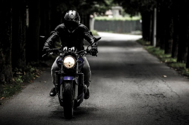 Полиция ищет очевидцев ДТП с погибшим мотоциклистом в Смоленске