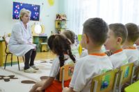 Евгений Куйвашев подчеркнул, что с каждым годом количество детских врачей в регионе должно увеличиваться.