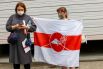 Активистки у посольства Польши, куда прибыла белорусская легкоатлетка Кристина Тимановская