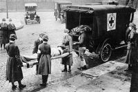 На фото - 1918-1919 годы - времена пандемии испанского гриппа, унесшего миллионы жизней.