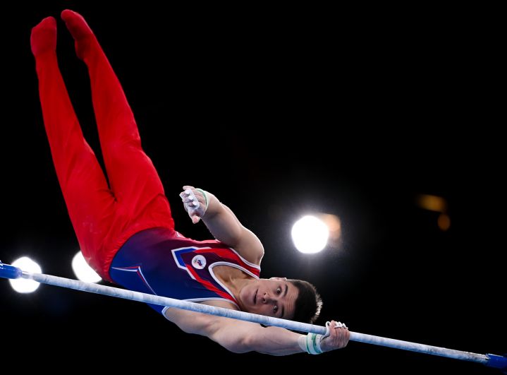 Никита Нагорный выполняет упражнения на перекладине в финале соревнований по спортивной гимнастике среди мужчин на XXXII летних Олимпийских играх