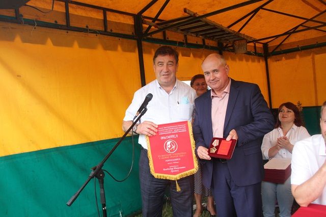 Владимир Хромых получил орден Дружбы народов и благодарственное письмо.