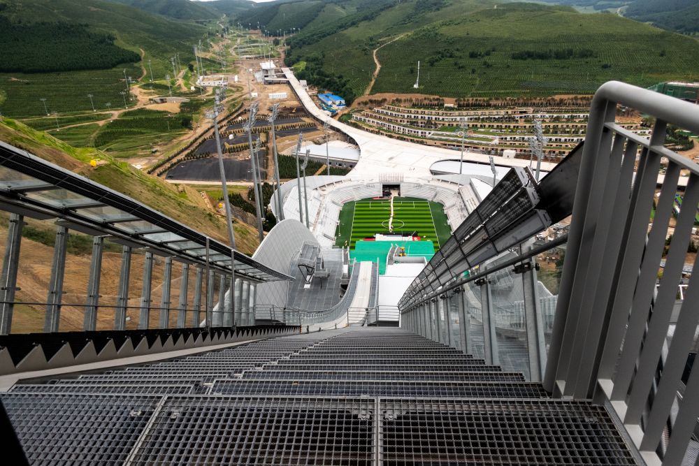 Ковид 2022 году. Китай национальный центр прыжков с трамплина. Национальный центр прыжков с трамплина в Чжанцзякоу. Олимпийские объекты в Пекине 2022.