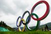 Олимпийские кольца в олимпийской деревне в Чжанцзякоу для атлетов, которые будут участвовать в соревнованиях по лыжным гонкам, биатлону, сноуборду, прыжкам с трамплина