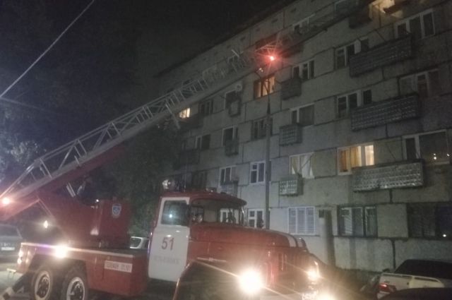 Пожарные спасли 4 человек из горящей многоэтажки в Усть-Илимске