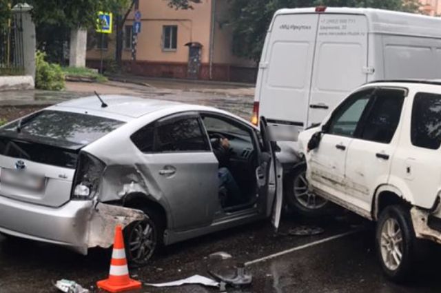 Пьяный иркутянин угнал машину из автосервиса и столкнулся с 5 автомобилями