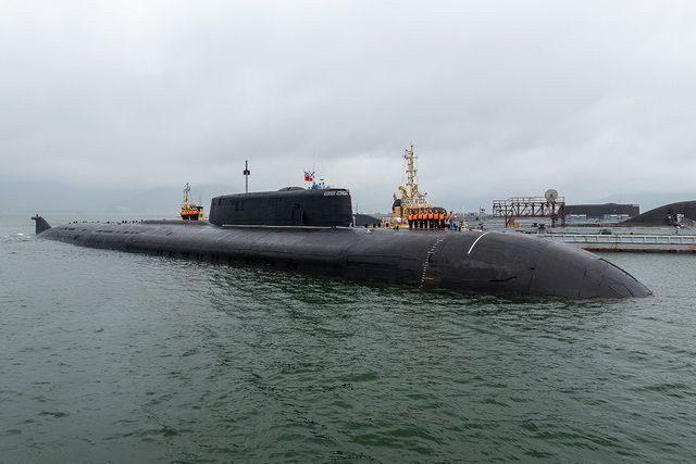 Атомный подводный крейсер «Омск» встретили на Камчатке жареным поросёнком