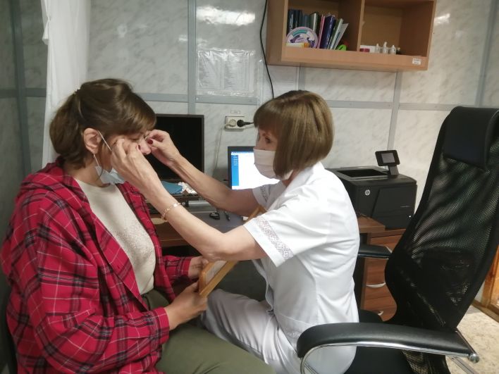 Офтальмолог Людмила Пилипенко подбирает пациентке очки
