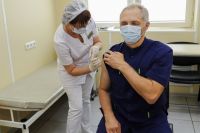 Главный врач краевой больницы № 2 Сергей Габриэль и его заместители получили второй компонент вакцины.