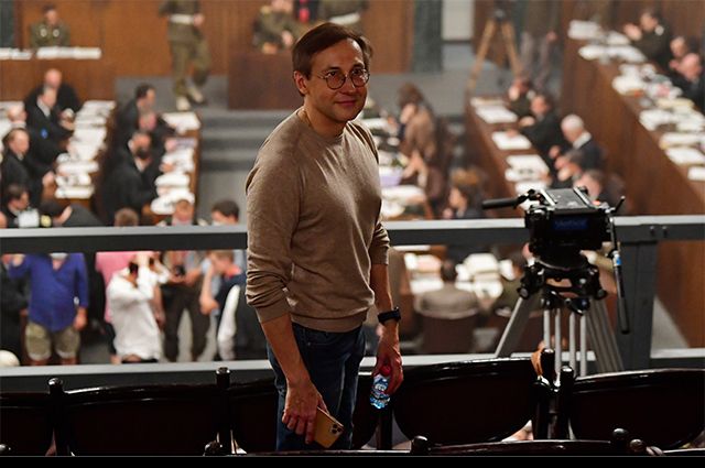 Режиссер Николай Лебедев на съемках одной из сцен художественного фильма «Нюрнберг» в павильоне киностудии «Мосфильм».