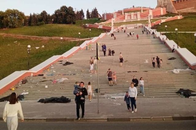 Нижегородцы обнаружили кучу мусора на ступенях Чкаловской лестницы