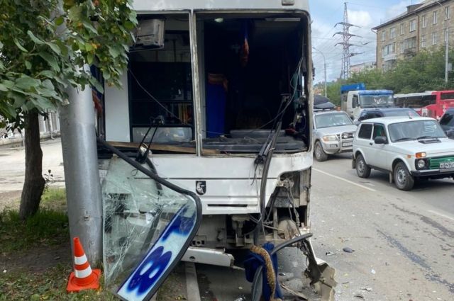В Новосибирске четыре пассажира автобуса пострадали в ДТП с «Газелью»