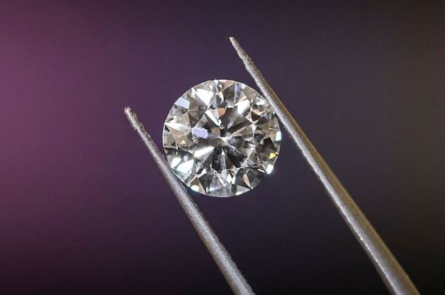 Неоправленный бриллиант стал предметом залога.