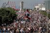 Люди пришли на центральную площадь города, чтобы принять участие в митинге, посвящённом годовщине взрыва в порту Бейрута