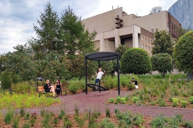 В Екатеринбурге на набережной пруда открыли спортплощадку и сад трав