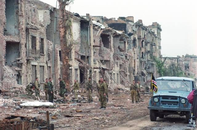 Российские солдаты у разрушенного дома в Грозном, 1996 год.