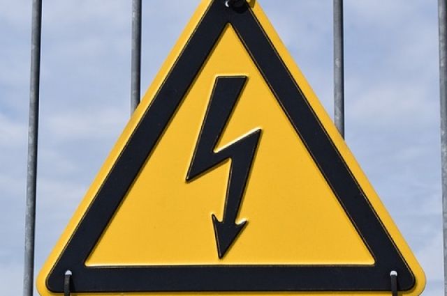 В Оренбурге очевидцы своими силами потушили горящую трансформаторную будку.