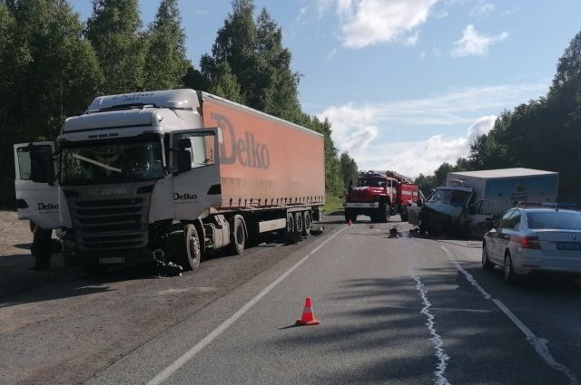 Водитель грузовика погиб в ДТП с тремя авто на трассе в Челябинской области