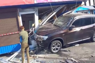 В Киеве автомобиль на большой скорости снес два киоска