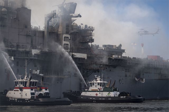 Пожар на десантном корабле ВМС США Bonhomme Richard.