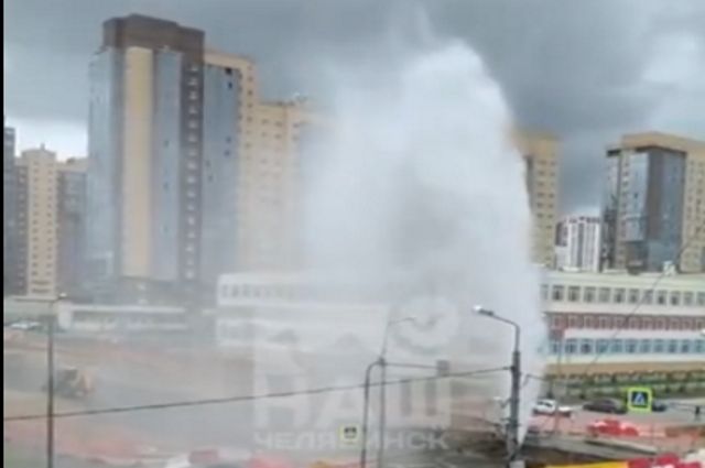 Коммунальный фонтан высотой с 10-этажку забил на Северо-западе Челябинска