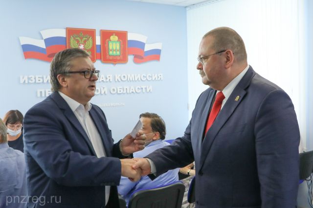 Олегу Мельниченко вручено удостоверение кандидата в губернаторы