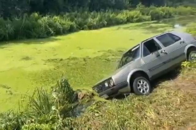 Автомобиль вылетел с дороги в болото в Калининграде