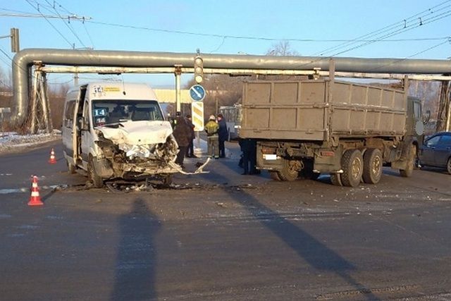 Водителя КамАЗа будут судить за ДТП с маршруткой, в которой пострадали люди