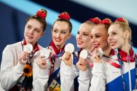 Алиса Тищенко, Анастасия Татарева, Ангелина Шкатова, Анастасия Максимова и Анастасия Близнюк (слева направо), завоевавшие серебряные медали по художественной гимнастике.