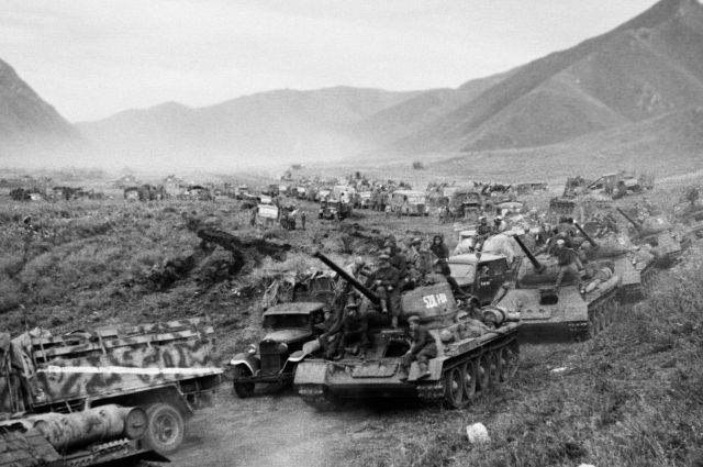 Разгром Квантунской армии в конце II Мировой войны. Танковые соединения Советской Армии во время перехода через Большой Хинган в августе 1945 года.