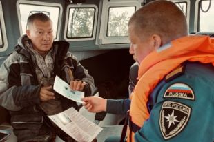 Сотрудники МЧС обеспечивают безопасность граждан на воде