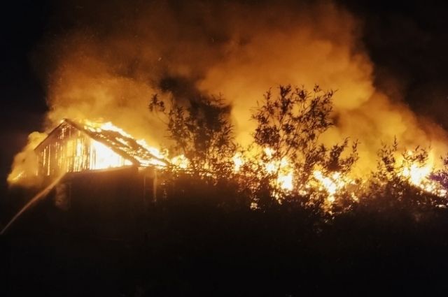 В Лабытнанги загорелся дом