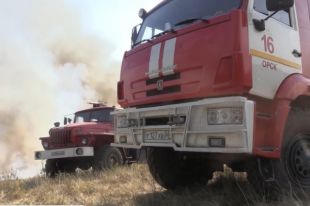 В Оренбургской области продолжает гореть сухая трава.