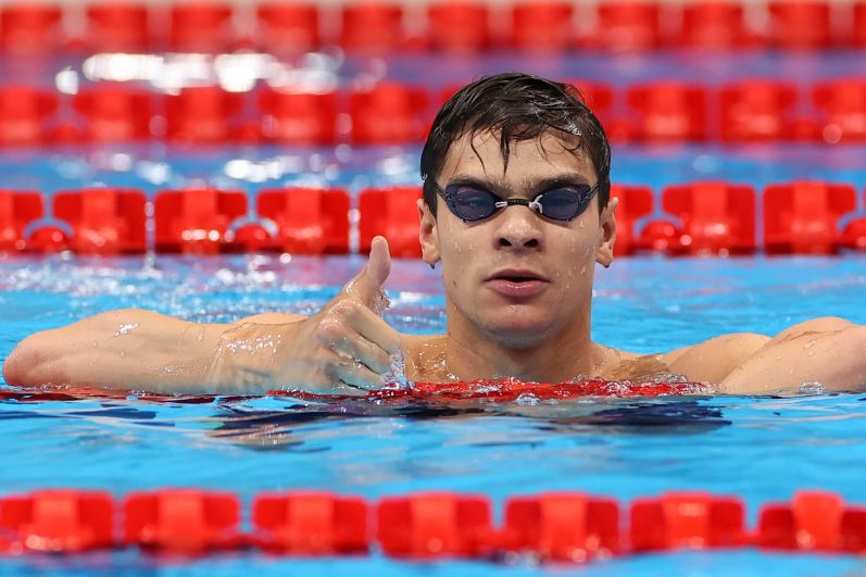 Евгений Рылов, завоевавший золотую медаль в соревнованиях по плаванию на 100 метров на спине среди мужчин (27 июля)