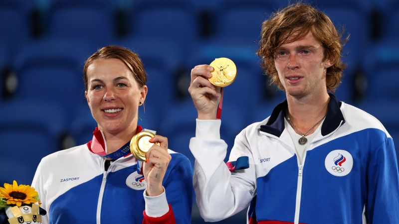 Анастасия Павлюченкова и Андрей Рублев, завоевавшие золотые медали в смешанном разряде турнира по теннису (1 августа)