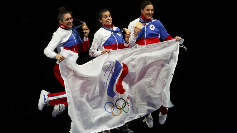Софья Позднякова, Ольга Никитина и Софья Великая (слева направо), завоевавшие золотые медали в командном первенстве по фехтованию на саблях среди женщин (31 июля)