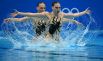 Светлана Колесниченко и Светлана Ромашина, завоевавшие золотые медали с произвольной программой в соревнованиях по синхронному плаванию дуэтов (4 августа)