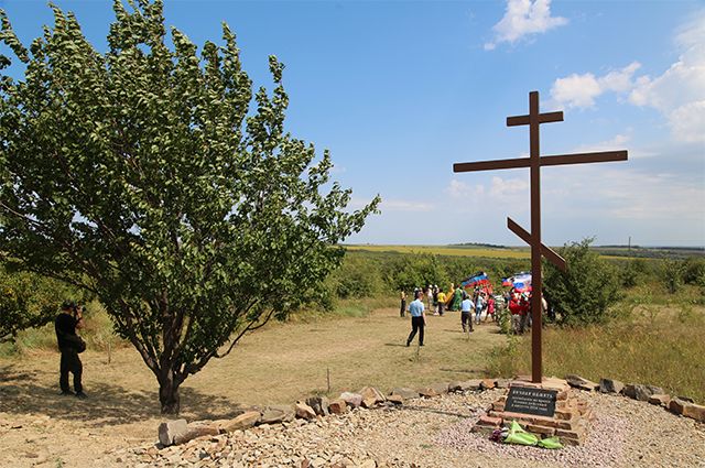 Памятный крест по всем погибшим в 2014 в поселке Зрубное города Снежного в ДНР.