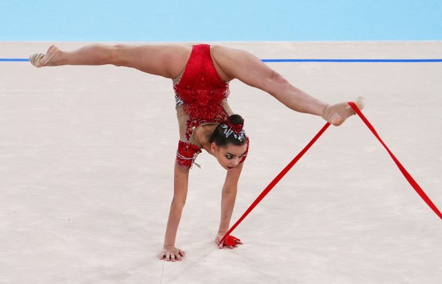Российская спортсменка, член сборной России (команда ОКР) Дина Аверина выполняет упражнения с лентой в индивидуальном многоборье на соревнованиях по художественной гимнастике на XXXII летних Олимпийских играх в Токио.