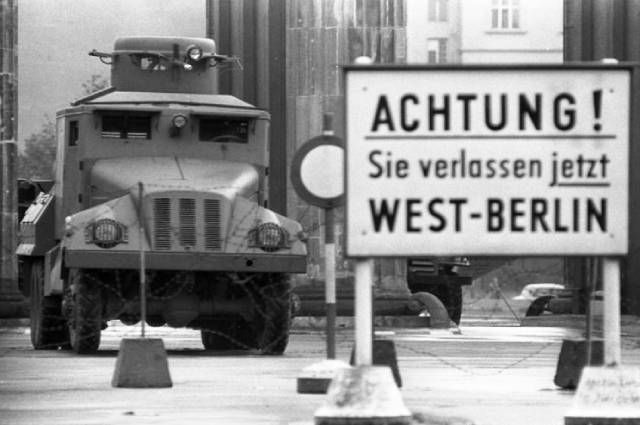 13 августа 1961 года, возле Бранденбургских ворот. Надпись на плакате: «Внимание! Вы покидаете Западный Берлин».