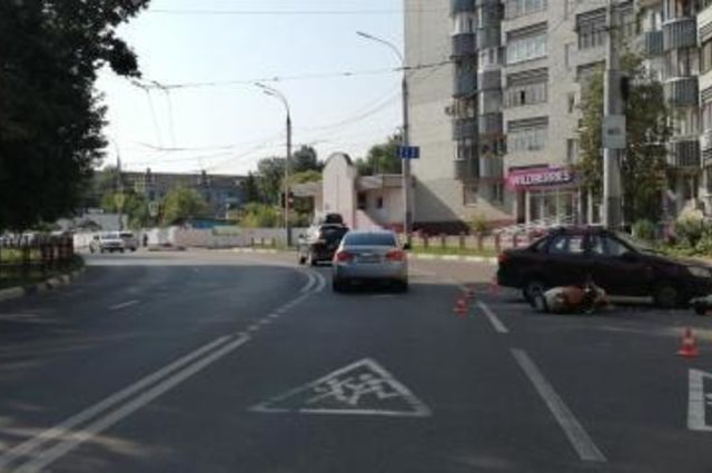 В Брянске у школы №1 водитель легковушки сбил мотоциклиста