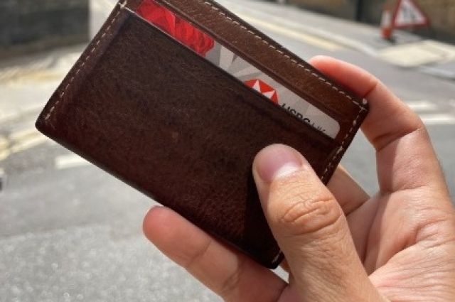 Незнакомец нашёл кошелёк и вернул его владельцу, которого вычислил через социальную сеть.